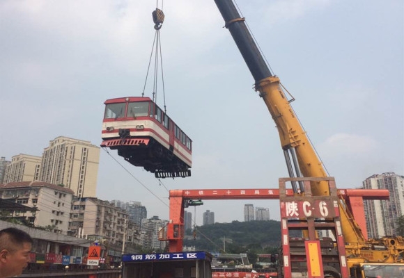 中鐵二十四（sì）局鳳鳴山吊火車頭